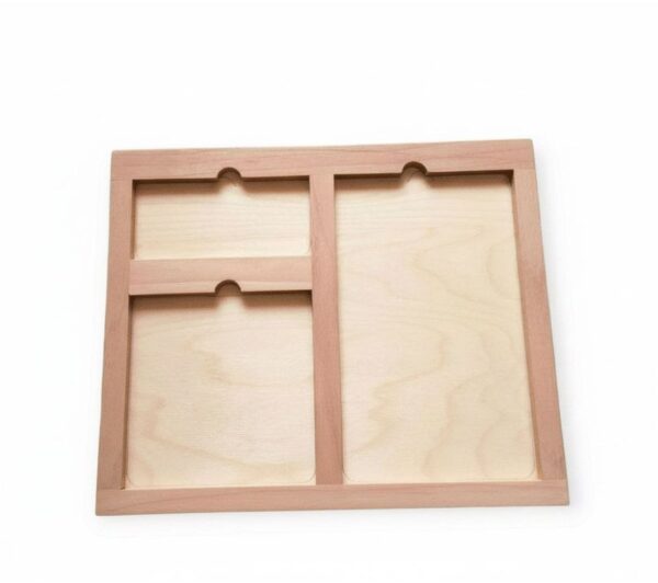 מגש מחולק לכרטיסיות בשלושה חלקים