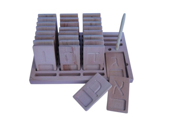 סט של 27 לוחיות אותיות עץ ( דפוס)